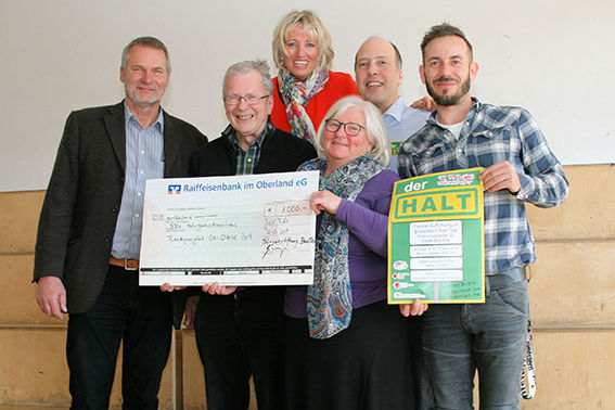 Auf dem Foto (v.l.n.r.): Helmut Kulla (Leiter BRK Soziale Dienste), Gerhard Grasberger (Vorstand Bürgerstiftung), Margot Kirste (Jugendbeauftragte der Stadt), Rita Knollmann (Leitung BRK Mehrgenerationenhaus), Franz Späth (Sozialplaner der Stadt Bad Tölz), Christian Obermaier (Jugendförderung Bad Tölz)